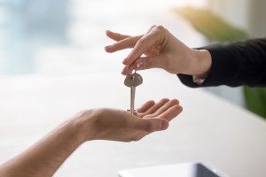 20973921-female-hand-giving-keys-to-male-client-buying-renting-apartment